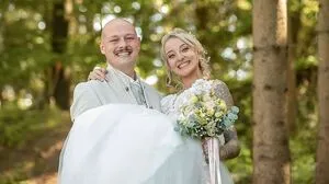 Georg trägt seine Julia auf Händen