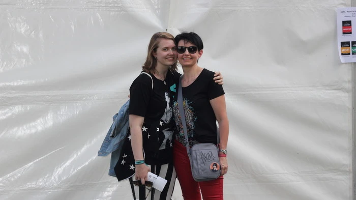 Petra und Anika aus Zistersdorf (NÖ). Die beiden zählen zu den ersten Gästen. Sie wollen ganz vorne zu stehen.