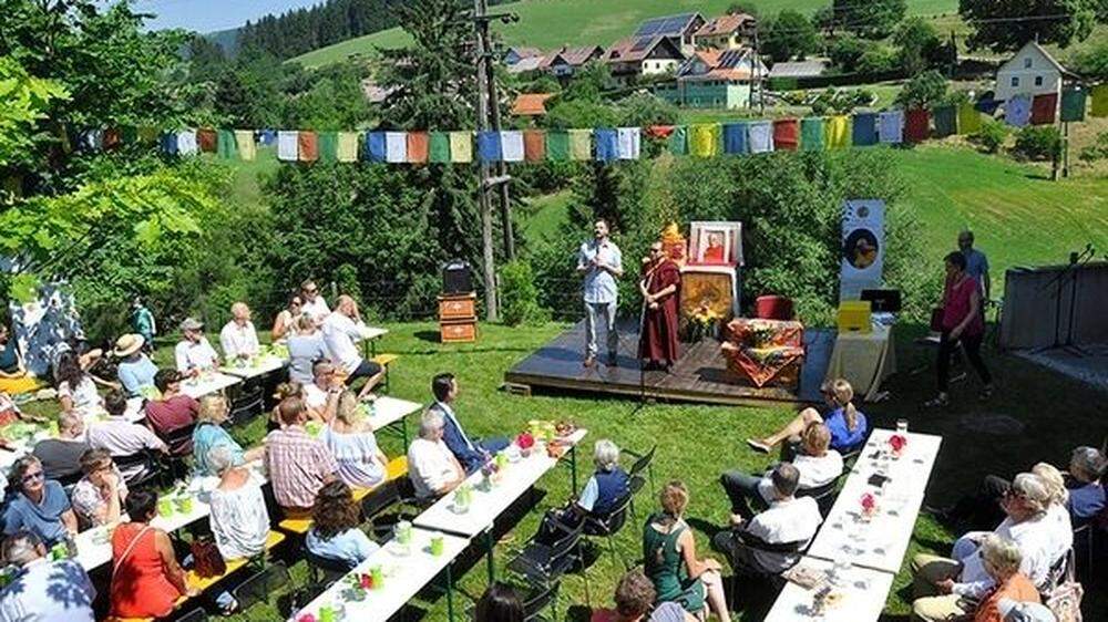Die Gäste feierten im Garten des Zentrums in Knappenberg