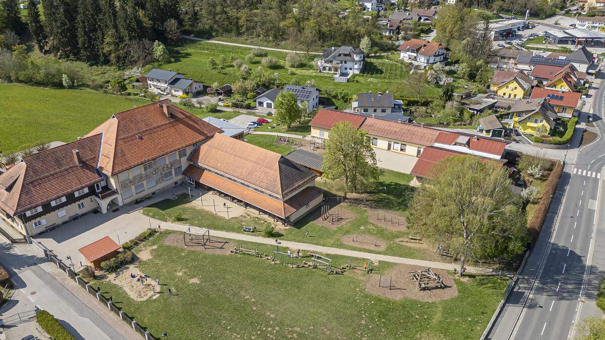 Die Volksschule (links im Bild) und der nördlich davon gelegene Kindergarten sollen mit einem Gelenkbau verbunden werden