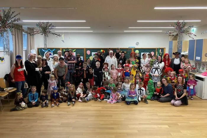 Am Faschingssonntag fand im Festsaal der Volksschule der schon traditionelle "Große Ball der Kleinen" statt. Kinderfreundeobmann Franz Bauer und sein Team konnten dazu eine überaus große Anzahl an Kindern mit ihren Eltern, Omas und Opas begrüßen.