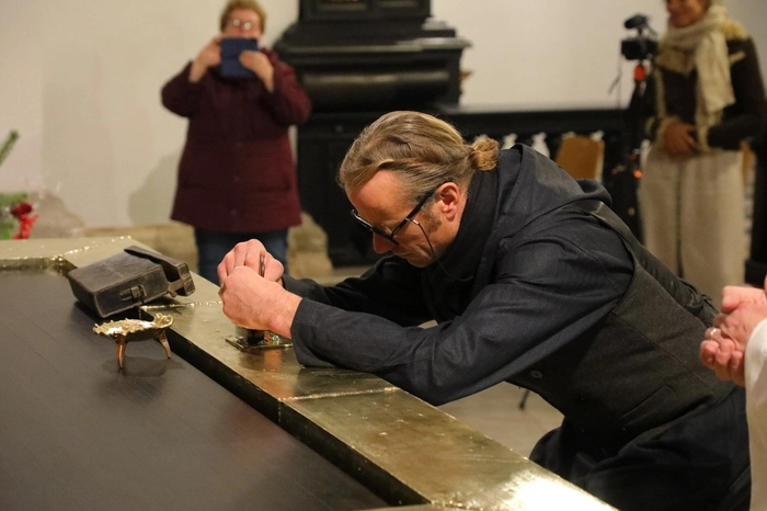 Ferdinand Böhme, der den Altar gestaltete, setzte die Reliquie aus Belgien kam, in den Altar ein.
