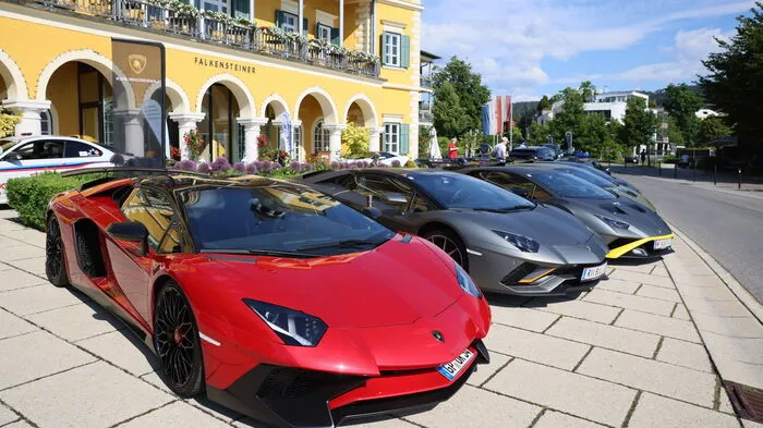 Vor dem Falkensteiner-Schlosshotel in Velden ziehen Nobelkarossen die Blicke zahlreicher Schaulustiger auf sich.