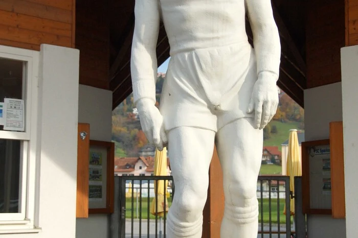 Der Fußballer vorm Weizer Stadion