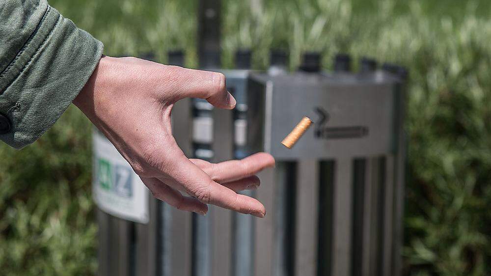 In den meisten Fällen wird gegen die Straßenreinhalteverorndung verstoßen, weil Zigaretten auf den Boden geworfen werden