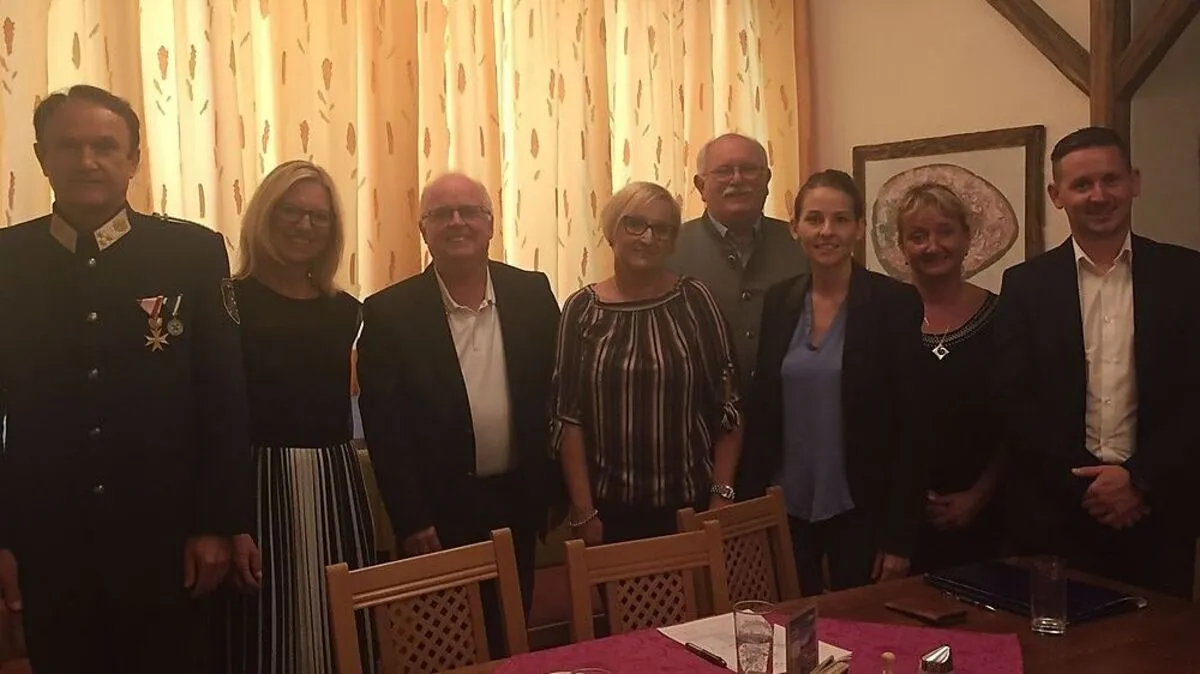 Chefinspektor Gerhard Karner, Direktorin Sonja Hofer (beide links) mit Vertretern der Judenburger FPÖ und der Landtagsabgeordneten Liane Moitzi (Dritte von rechts)