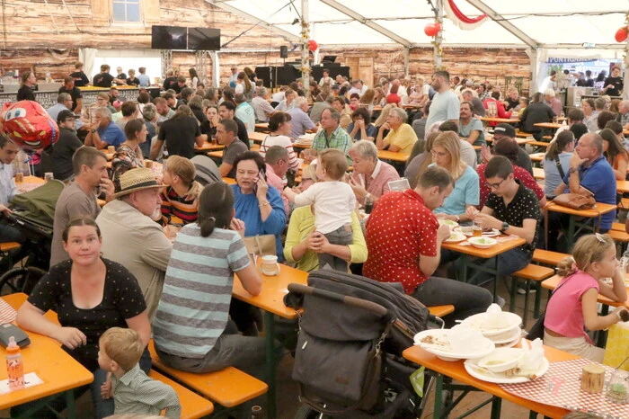 Nicht zu vergessen die Weißwurst, die zur Marktzeit besonders gerne bestellt wird. Dazu ein Punti-Bier oder ein Glaserl Sturm gefällig? 