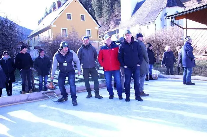 Den begehrten letzten Platz erreichten die Vorstadtweiber in der Besetzung Conny Edler, Sabina Rößl, Jasmin Seme und Marlene Schmidtberger. Bei der Siegerehrung im Gasthaus Zach-Rauch überreichten Bürgermeister Kurt Riemer und ESV-Obmann Karl Zach wertvolle Preise.