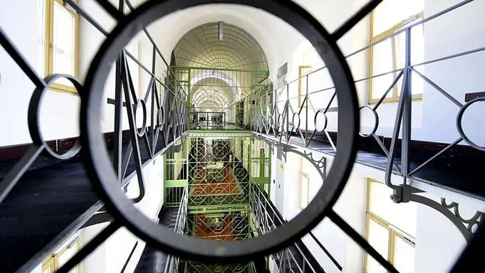 Der Verein Derad war dafür zuständig, islamistische Häftlinge zu deradikalisieren – nun wird ihm vorgeworfen, dass manche seiner Mitglieder Verbindungen zur Muslimbruderschaft haben. Derad dementiert die Vorwürfe. 