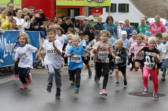 Stark vertreten waren auch die Nordic Walker. Trendsportbegeisterte bewältigten meist genüsslich die 12 Kilometer lange Strecke.