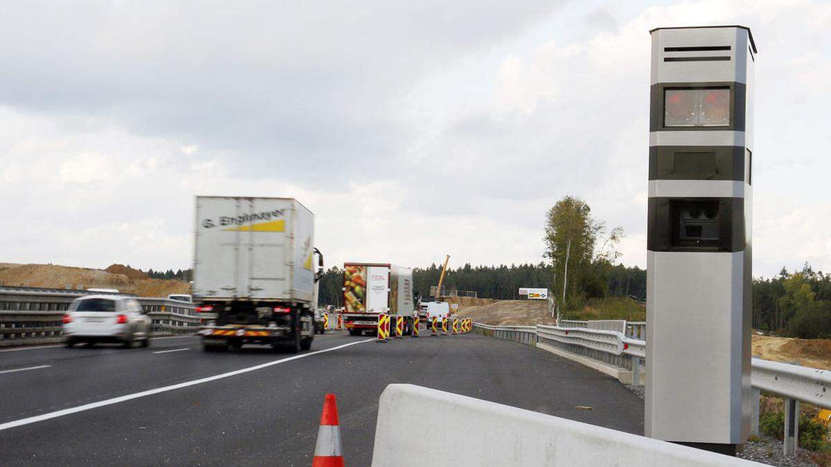 Bei Autofahren sorgten die Radarkästen an der S7-Baustelle für ordentlich Ärger