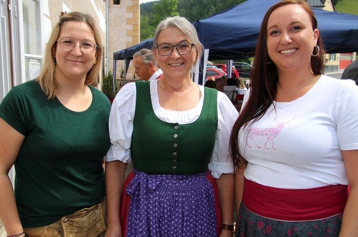 „Und alle spielen für Gottes Lohn“ freute sich Josefine „Josi“ Vötsch (Mitte), Obfrau vom Kulturverein Geistttahl, dem Veranstalter. Bei der Organisation standen ihr Katrin Schriebl und Petra Nestler tatkräftig zur Seite. 