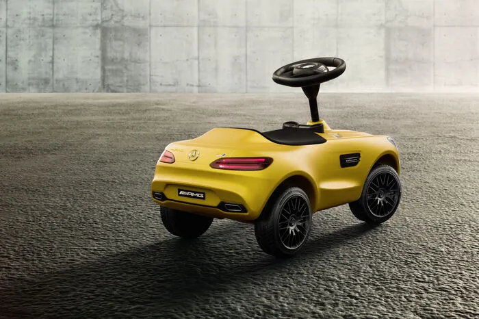 Auf Wunsch ist das silberne Fahrzeug auch mit LED-Scheinwerfern erhältlich und heißt dann Bobby-AMG GT S.