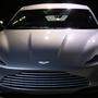 Der silberne Aston Martin 