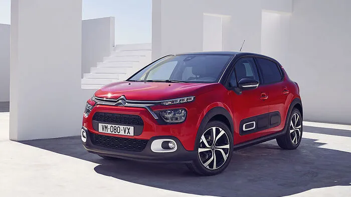 Er ist definitiv einer der ungewöhnlicheren Vertreter der Kleinwagenklasse. Diese Andersartigkeit bleibt dem Citroën C3 auch nach der anstehenden Modellpflege erhalten, die Frontpartie ist nun etwas höher und wird von neuen LED-Scheinwerfern flankiert.