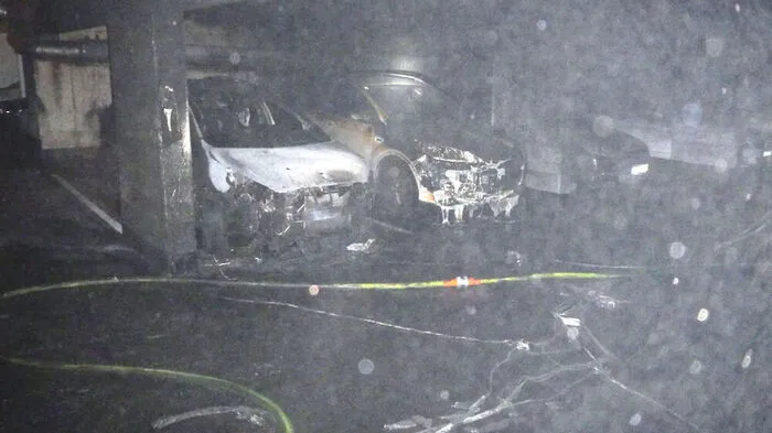 Vier Autos wurden bei einem Brand in einer Wiener Tiefgarage völlig zerstört 