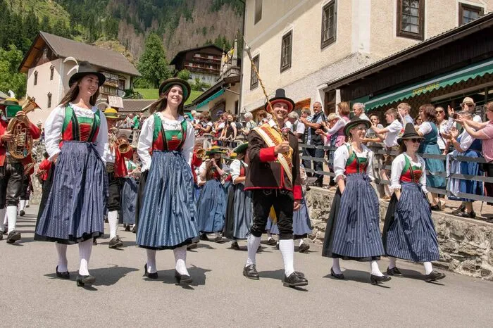 Miriam Tiefenbacher, Katharina Fritzer, Kapellmeister Josef Strieder, Anja Zwischenberger und Claudia Oberluggauer (von links nach rechts)