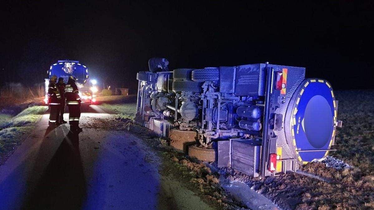 Ein Milchtransporter ist in Frauental von der Straße abgekommen und umgekippt