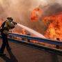 Ein &quot;Firefighter&quot; kämpft am Ronald Reagan Freeway, auch als State Highway 118 bekannt, gegen die Flammen