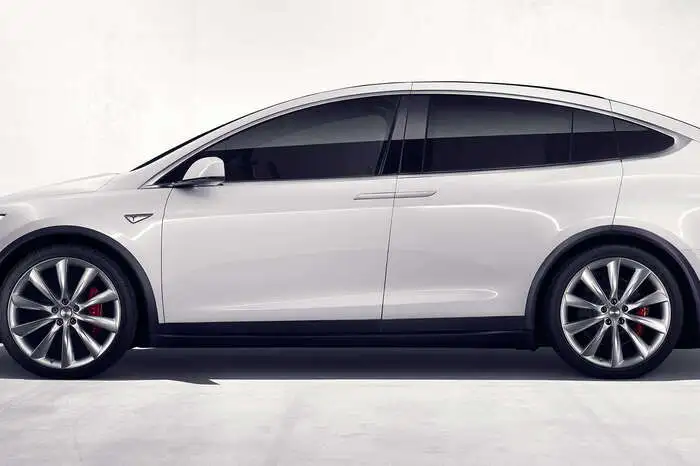 Schon 2013 zeigte Tesla eine Studie des Model X mit Flügeltüre, jetzt kommt der riesige SUV zu einem Preis ab 99.800 Euro auch bei uns auf den Markt.