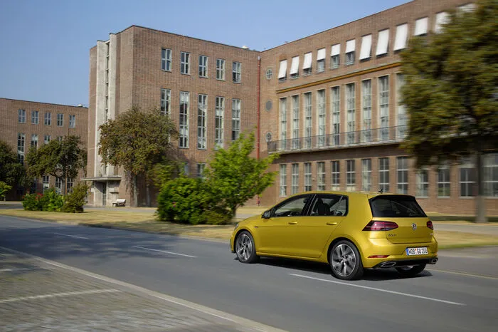 Zu den optischen Retuschen des zwei- und viertürigen Golf, des Kombis Variant sowie der sportlichen Versionen GTI und GTE zählen neue Stoßfänger vorn und hinten, neue Halogenscheinwerfer mit LED-Tagfahrlicht, LED-Scheinwerfer, die im neuen Golf die Xenon-Scheinwerfer ablösen, neue Kotflügel vorn, für alle Golf-Versionen serienmäßige Voll-LED-Rückleuchten sowie neue Räder und Farben.