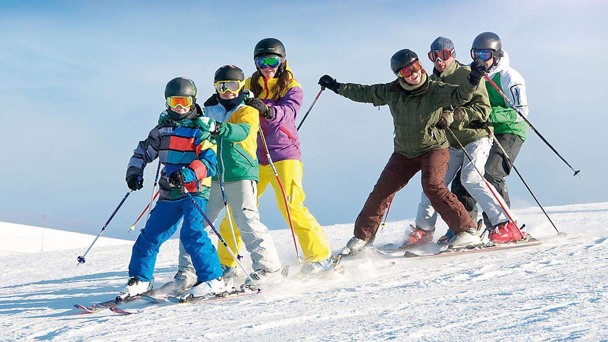 Sujet: Helme und Rückenprotektoren sorgen beim Skifahren für Sicherheit.