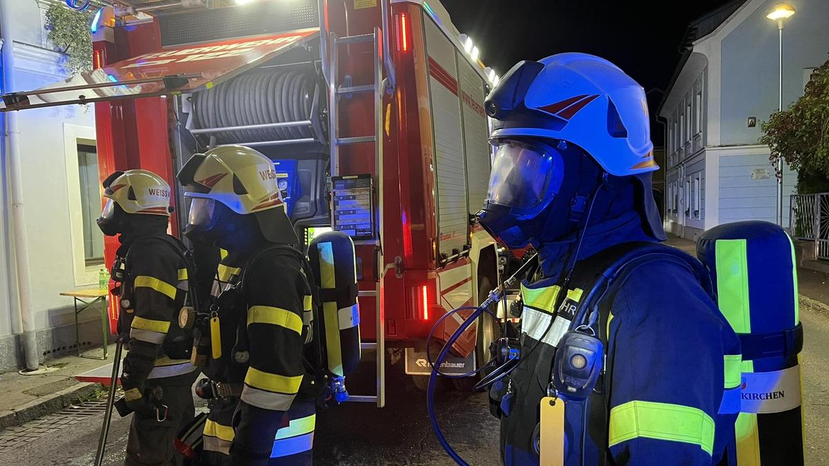 Der Atemschutztrupp wurde zur Brandbekämpfung in die Pizzeria geschickt