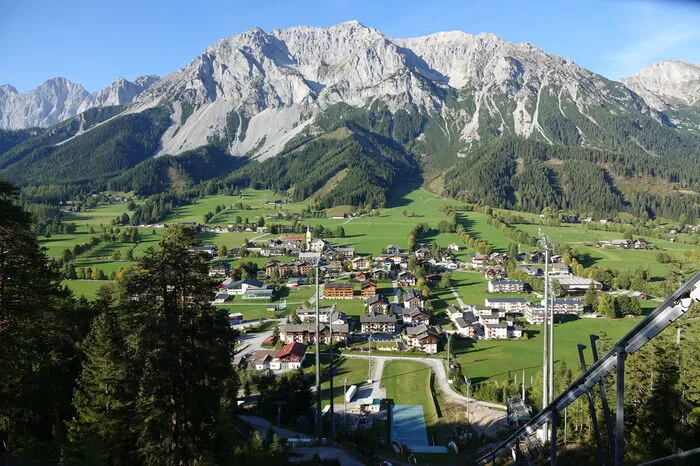 Blick auf den Ortskern von der Ramsauer Schanzenanlage aus