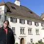               Gerd Eberhard vor dem Schloss Wiesenau. Hier wurde Inge Eberhard als erstes von vier Kindern geboren