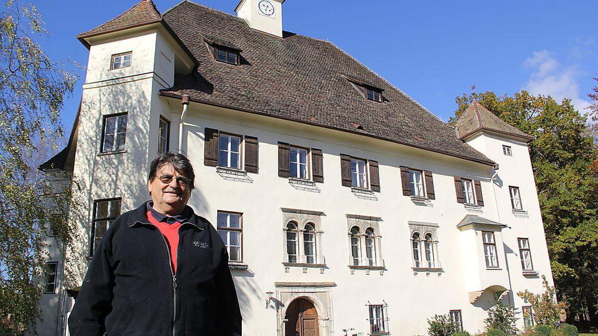               Gerd Eberhard vor dem Schloss Wiesenau. Hier wurde Inge Eberhard als erstes von vier Kindern geboren