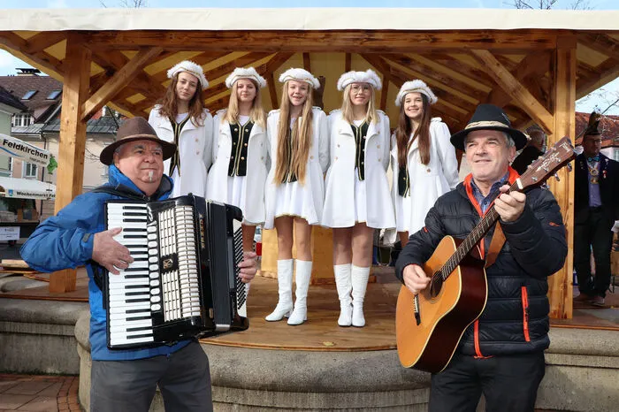 Musikalisch umrahmte das Duo "Albrand" mit Hans-Peter Brandstätter und Alfred "Alfi" Schmied das Narrenwecken am Hauptplatz.