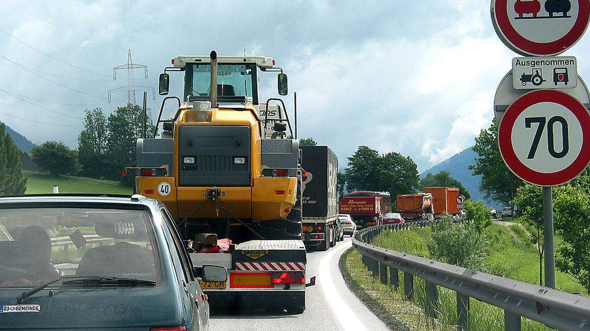 Stau mal wieder auf der B320: Regionale Lkw dürfen weiter fahren - der Durchzugsverkehr muss jedoch auf die Autobahn