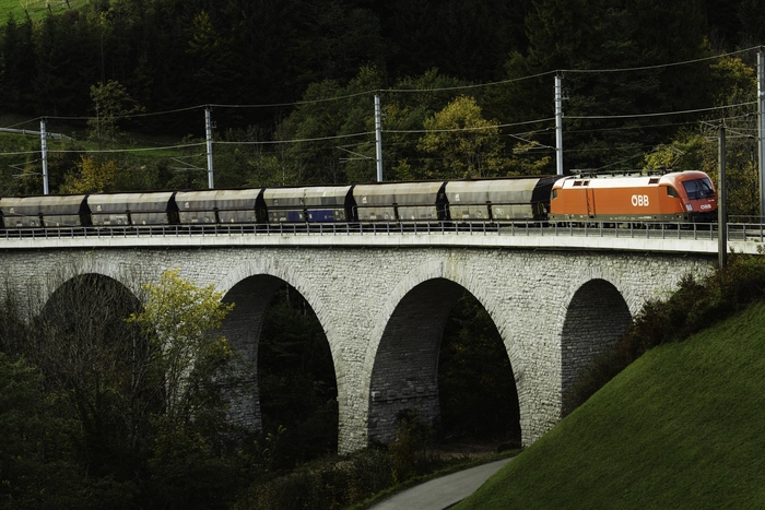 Seit dem Jahr 1998 ist die 1848 erbaute Semmeringbahn Weltkulturerbe der Unseco. Weltweit gibt es nur drei Eisenbahnen mit diesem Status
