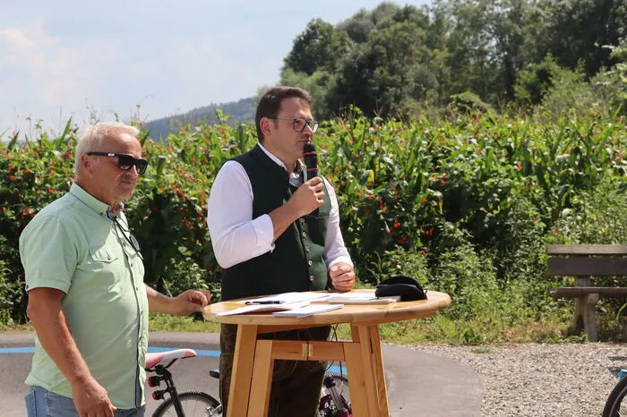 Nöhrer - hier zu sehen mit Vizebürgermeister Johann Kalcher - habe damals nicht recht verstanden, was das für eine Anlage werden sollte und zog Radsportler Robert Walcher vom FC Donald zurate. Die Anlage entpuppte sich als sogenannter "Pumptrack".