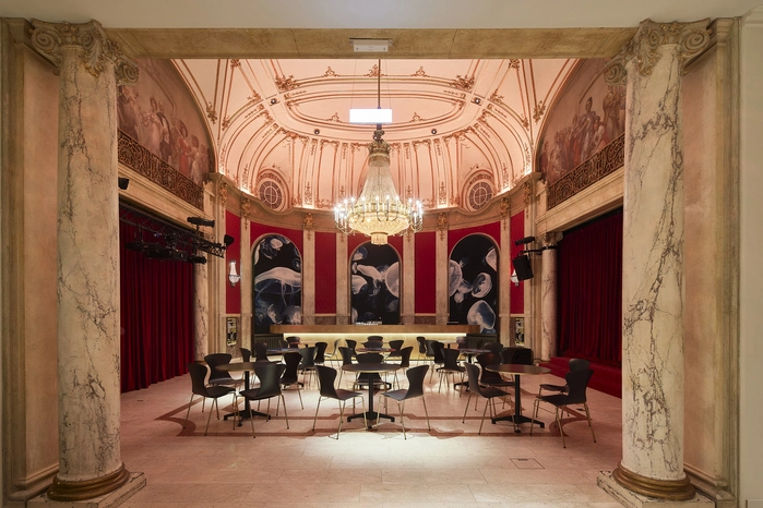 Schicker als unter diesem Luster feiert es sich selten wo in Wien: Die Rote Bar im Volkstheater beheimatet heuer den Club der Republik. Donnerstagnacht regiert hier die Rapikone des Undergrounds – KDM Königin der Macht. Sie lädt sich Spezialgäste zur performativen Auseinandersetzung auf die Bühne. Prognose: Es wird wild. Und das Musikprogramm kann sich mit u. a. Low Life Rich Kids hören lassen. 