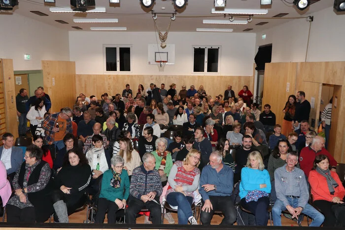 Bei über 150 Besucher Lachen ohne Ende im Turnsaal der Volksschule St. Ulrich angesagt