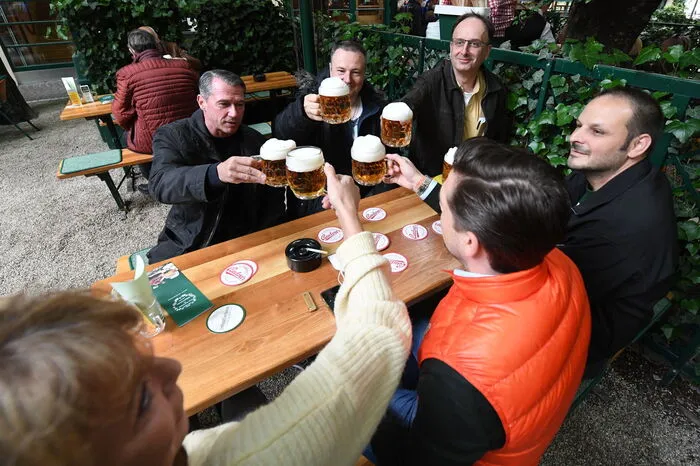Das Schweizerhaus in Wien ist am ersten Öffnungstag gut besucht