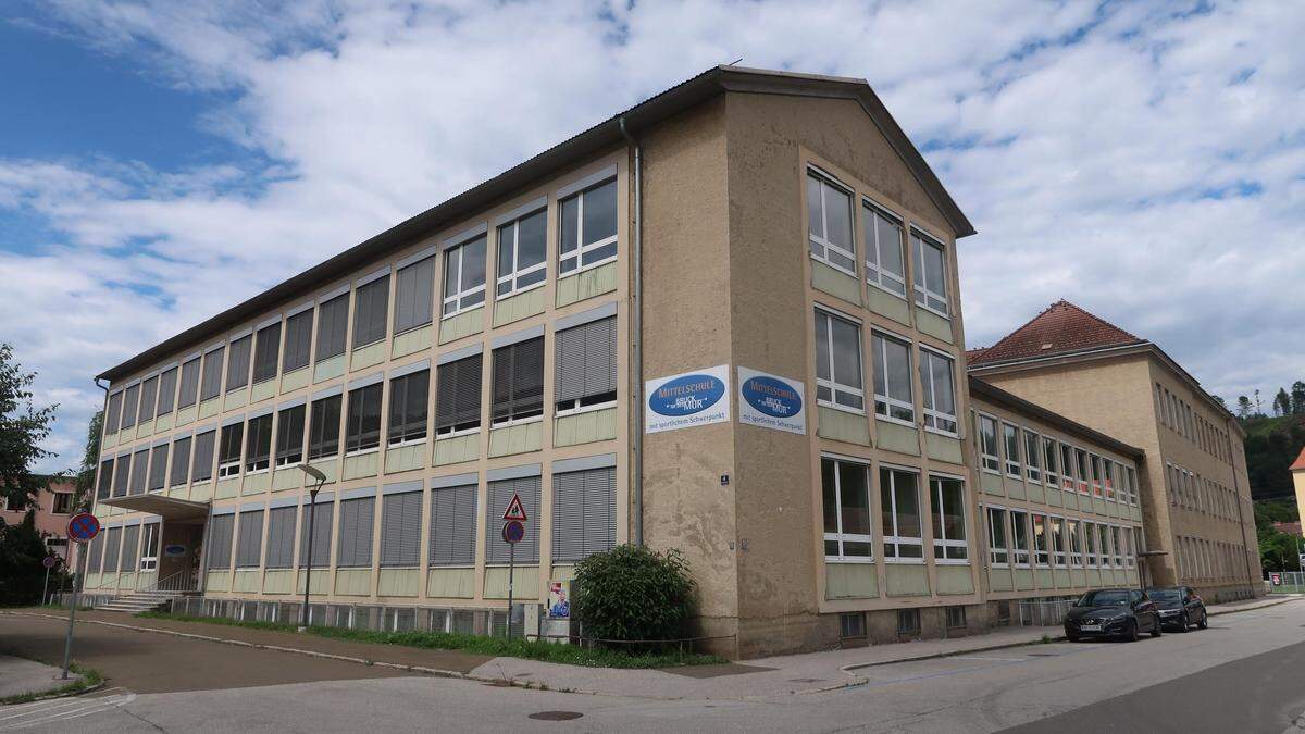 Die Mittelschule in Bruck war Ziel des Anschlags