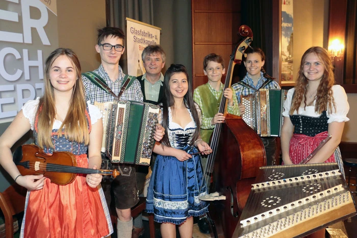 Als musikalischer Gast war die Volksmusikklasse Reinhold Lenz dabei, durch das Programm führte Martina Weißensteiner.