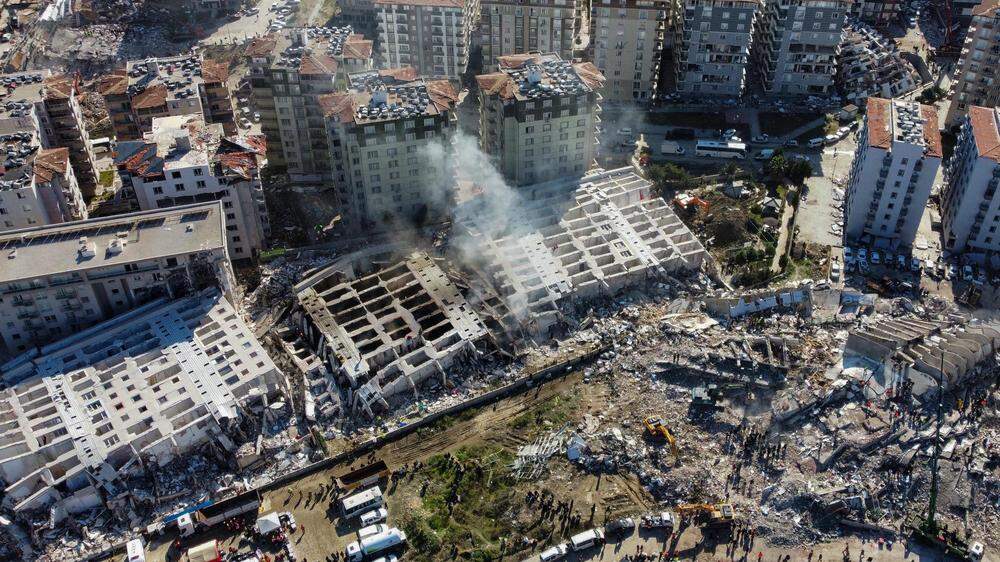 Tausende Gebäude stürzten in der Türkei ein. Fachgerechte Bauten hätten den Erdstößen widerstehen können, meinen Experten 