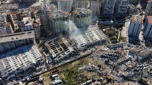 Tausende Gebäude stürzten in der Türkei ein. Fachgerechte Bauten hätten den Erdstößen widerstehen können, meinen Experten 