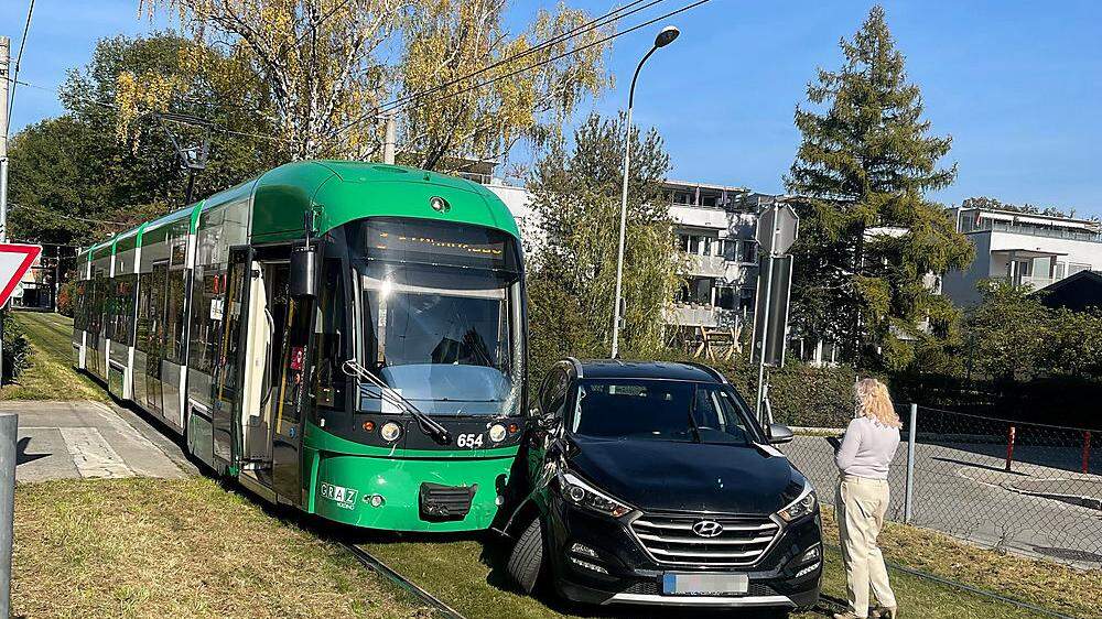 Ein SUV auf den Rasengleisen: Unfall zwischen Pkw und Straßenbahn in Andirtz