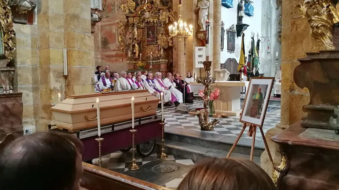 Am 9. August starb der langjährige Stadtpfarrer von Murau und Dechant Monsignore Klement Moder (einen Nachruf lesen Sie hier). Unter großer Anteilnahme fanden am Freitag, 16. August, ein Auferstehungsgottesdienst in der Stadtpfarrkirche Murau und das Begräbnis auf dem Friedhof St. Egidi statt.