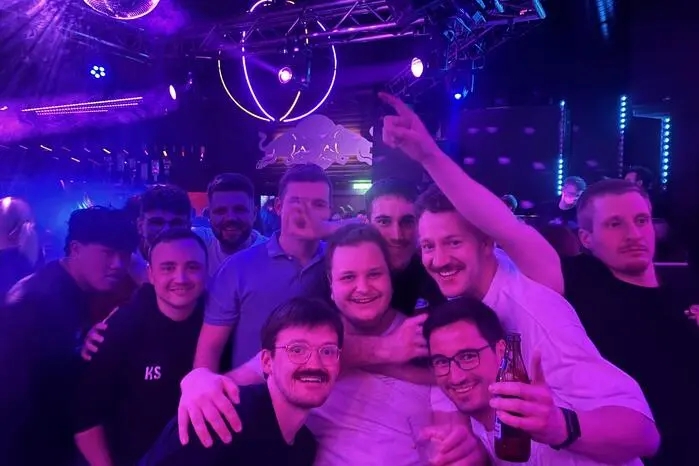 Das Publikum war bunt gemischt – von jungen Partygästen bis zu älteren Nachtschwärmern. Viele Besucher zeigten sich erfreut, dass es nach mehreren Lokalschließungen in der Südoststeiermark weiterhin eine Möglichkeit gibt, gemeinsam zu feiern.