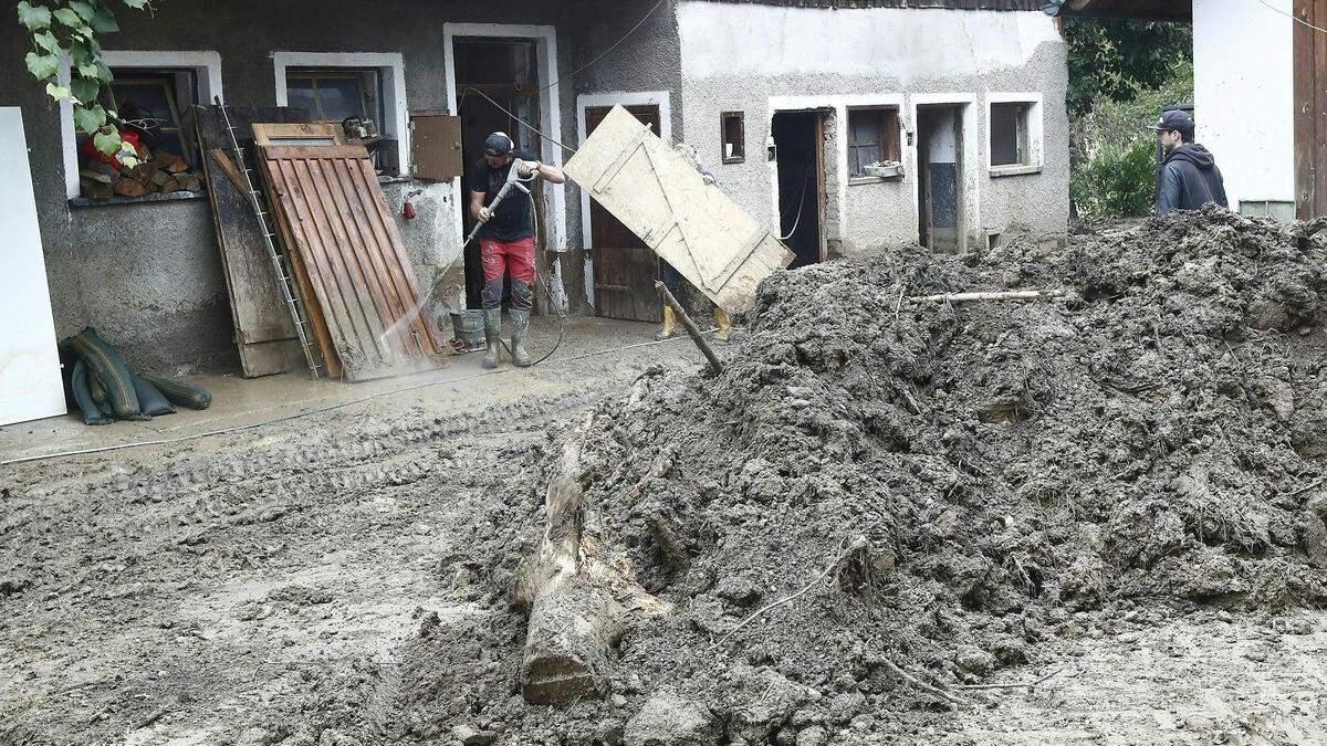 Aufräumarbeiten nach den Unwettern in Ebenthal: In zahlreichen Gebäuden in Kärnten richteten Muren, Erdrutsche und Überschwemmungen schwere Schäden an 