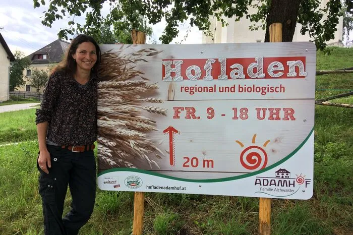 Perspektiven entwickeln lernen Sonja Herzog kam als ausgebildete Sozial- und Integrationspädagogin und Quereinsteigerin auf den Hof ihres Partners Gerhard Aichwalder. Sie baute dort nach der Meisterprüfung einen exquisiten Hofladen auf, der die Fleischpalette um Brot aus eigenem Getreide, Marmeladen und Säfte erweiterte. Neben dem Wissen um Marketing, Imagepflege, Kundenkontakt und Betriebswirtschaft kam ihr zugute, dass sie im Kurs Kalkulationen aufstellen und konkrete Perspektiven für den Betrieb entwickeln musste. „So lernte ich das Optimierungspotenzial einzuschätzen, den Betrieb als Managerin zu führen und gleichzeitig Arbeiterin zu sein.“