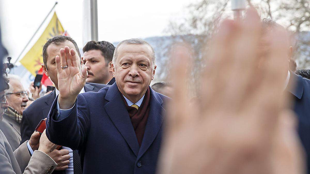 Erdogan wird in Genf von Schaulustigen begrüßt  