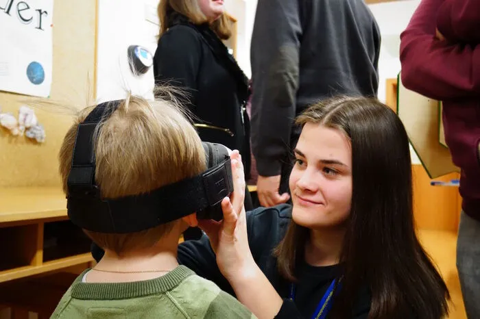 Per Virtual-Reality-Brille konnten die Besucher die verschiedenen Sternbilder erkunden. "Die Brille ist mit einer App verbunden, die übers Handy gesteuert wird", sagt Stations-Betreuerin Annika.