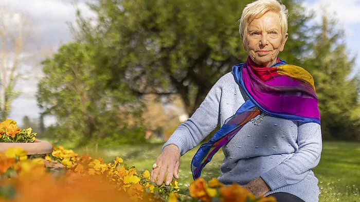 Zeitzeugin Katja Sturm-Schnabl in ihrem Garten in ihrem Heimatdorf Zinsdorf 