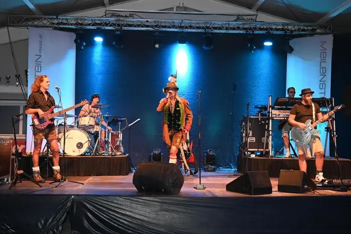 Anschließend sorgte die Band Meilenstein im Festsaal mit energiegeladenen Rhythmen und mitreißenden Pop-Remixes für ausgelassene Stimmung. 